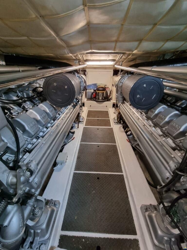 Pershing 76