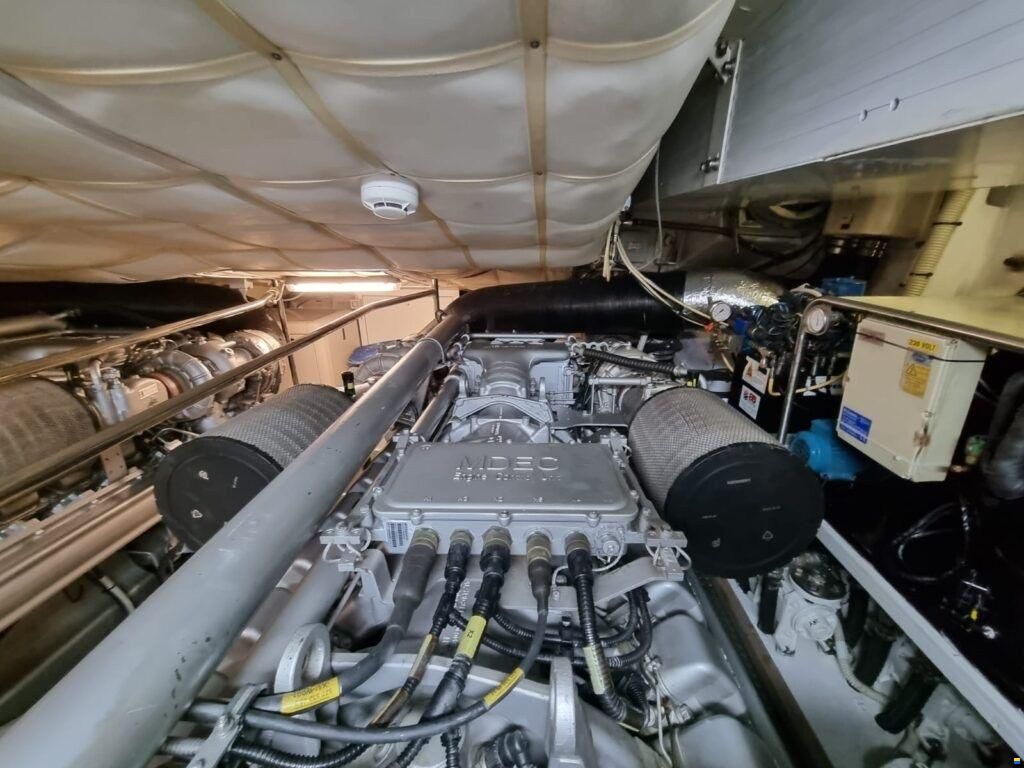 Pershing 76