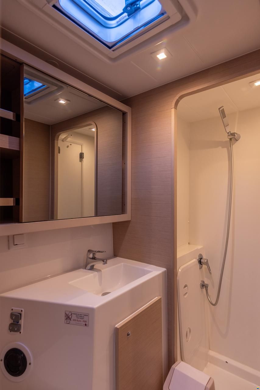 Lagoon 42 (3 cabins)