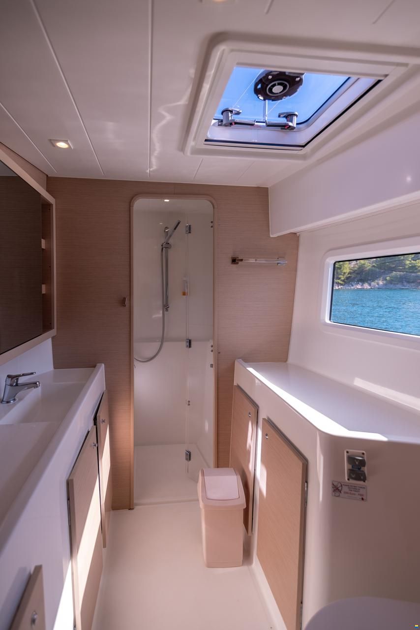 Lagoon 42 (3 cabins)