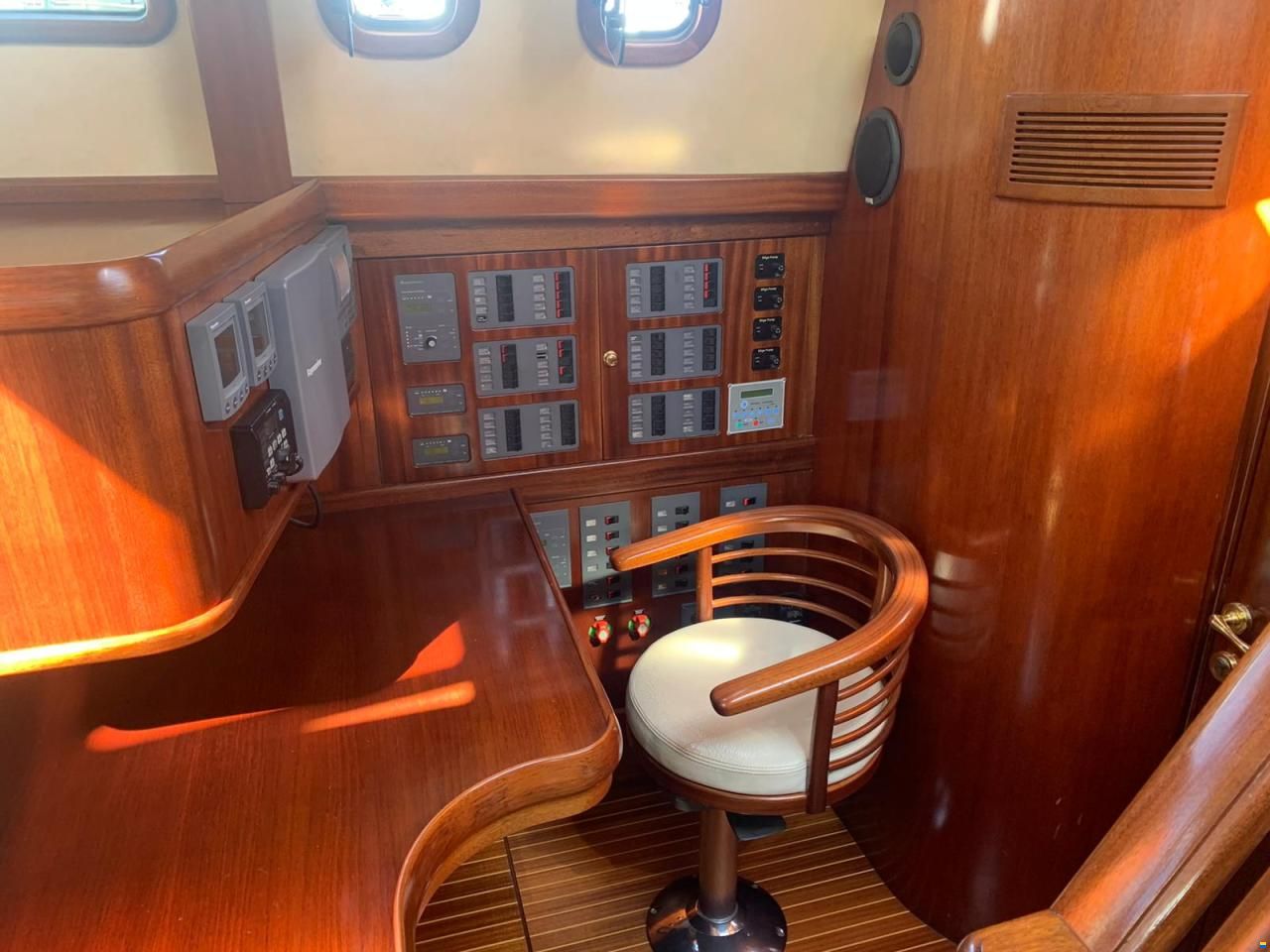 Lagoon Royal Pilot Saloon 65