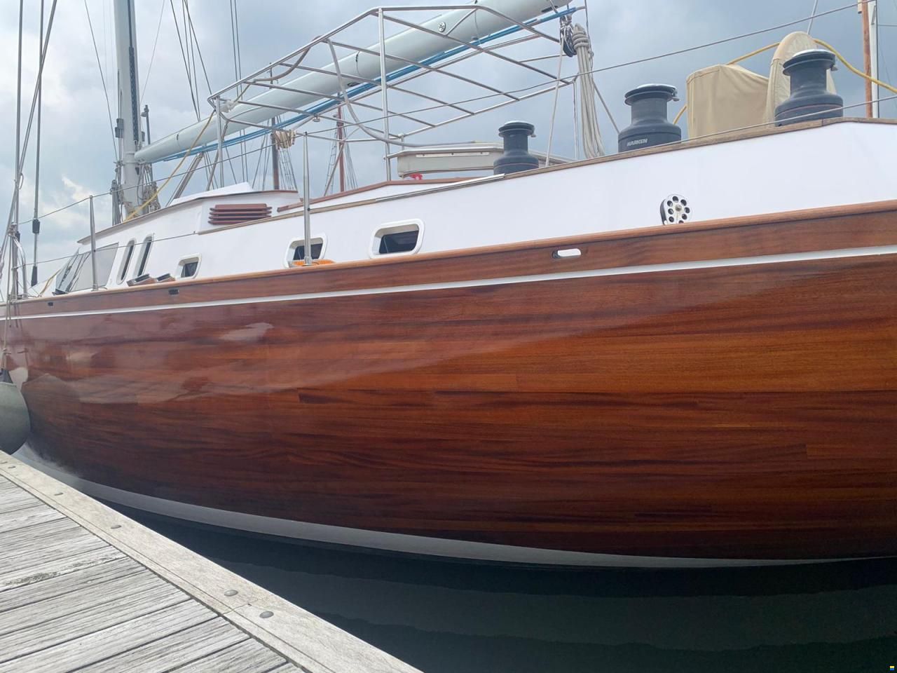 Lagoon Royal Pilot Saloon 65