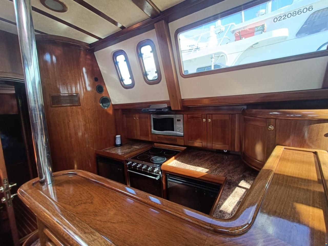 Lagoon Royal Pilot Saloon 65