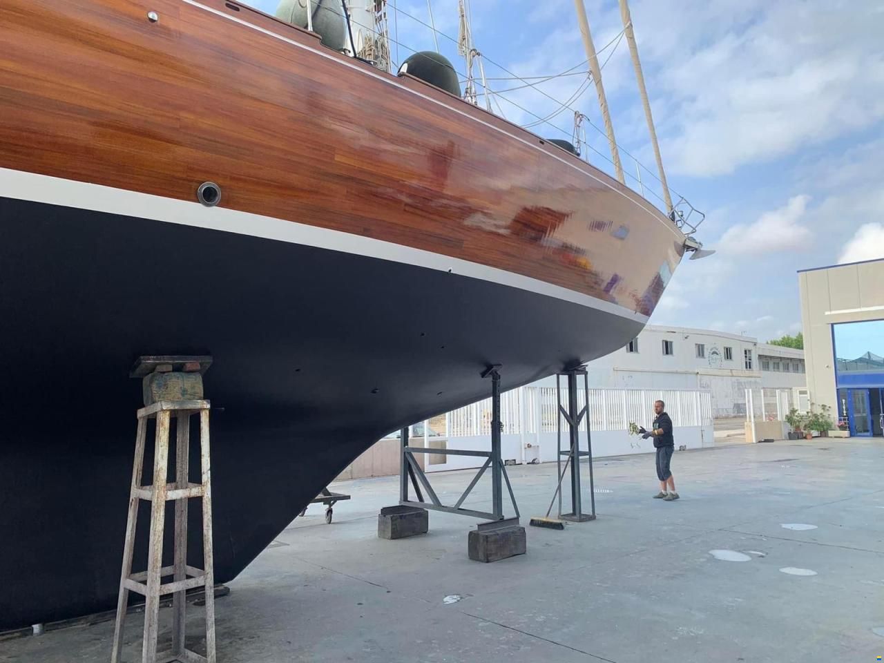 Lagoon Royal Pilot Saloon 65