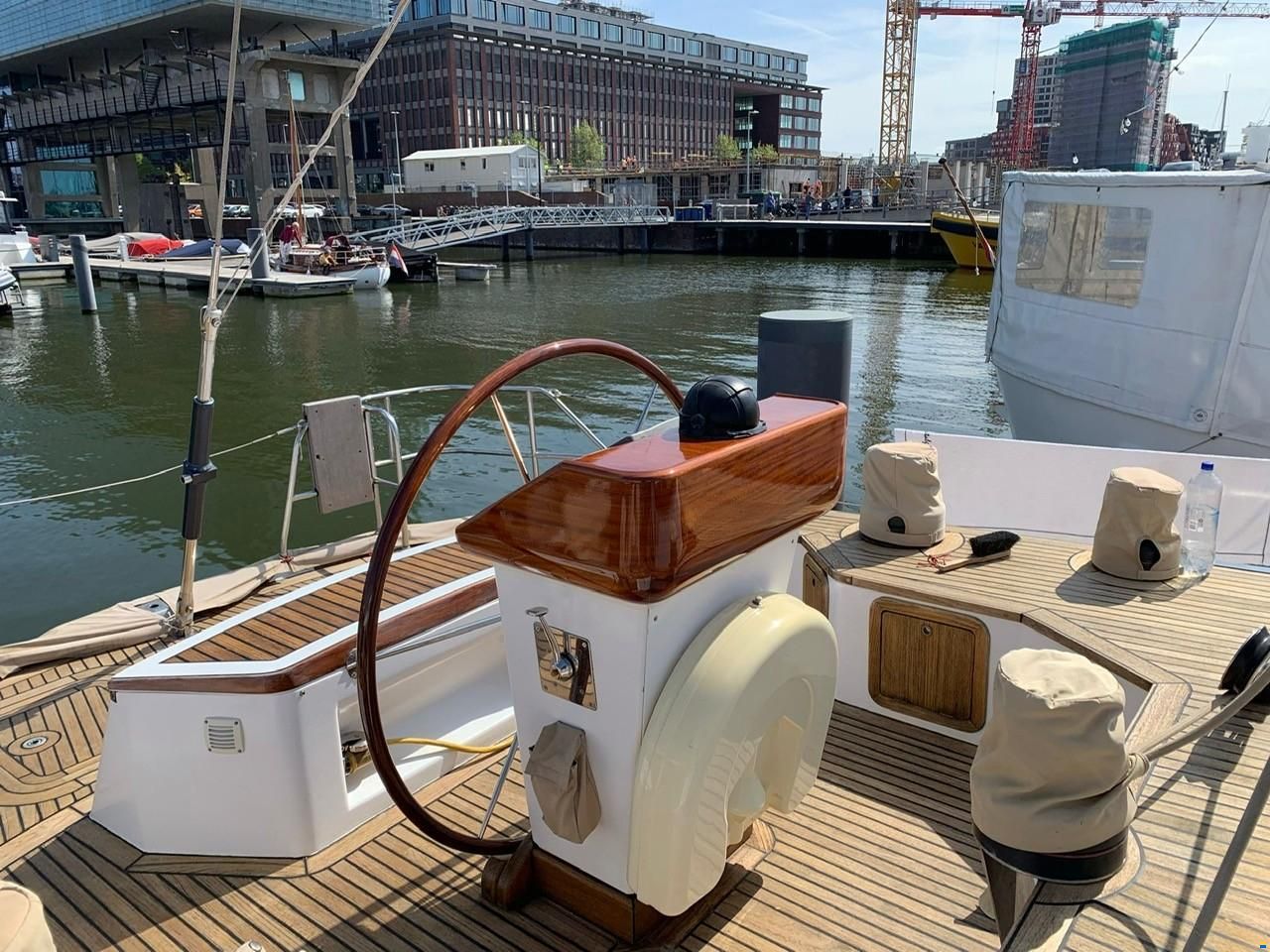 Lagoon Royal Pilot Saloon 65