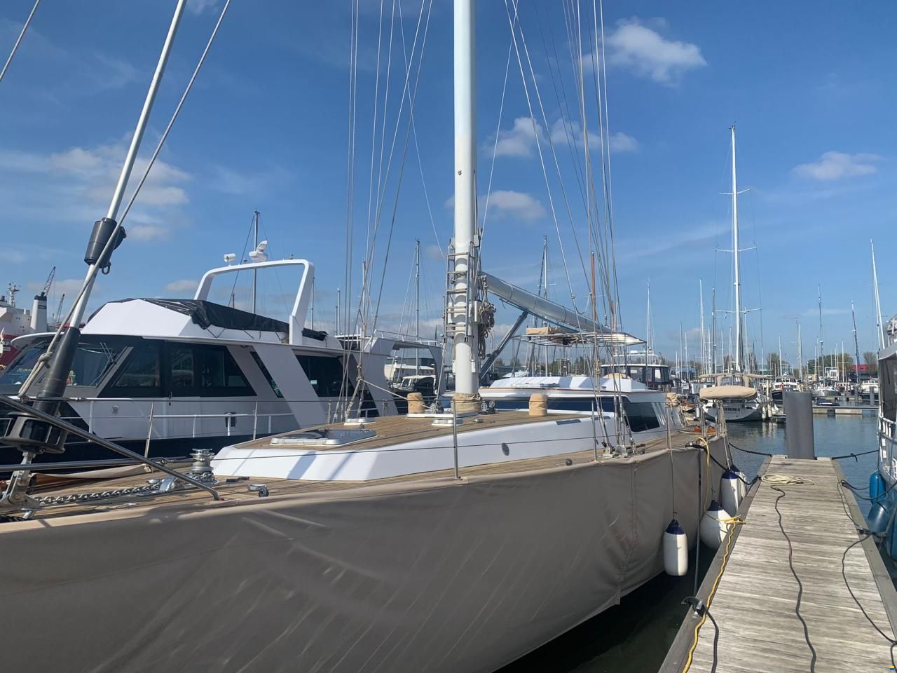 Lagoon Royal Pilot Saloon 65