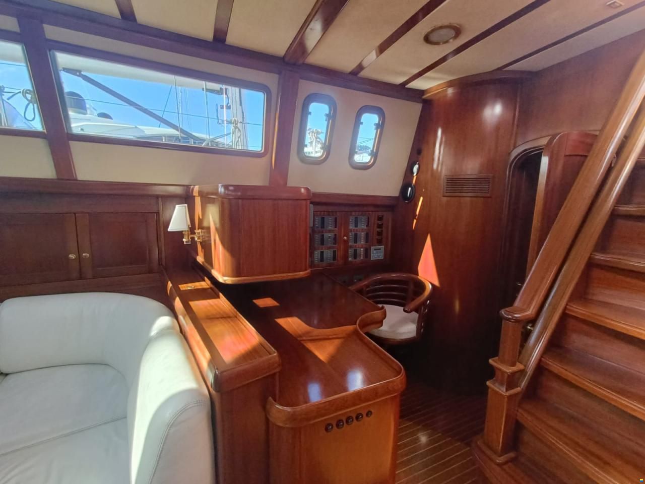 Lagoon Royal Pilot Saloon 65