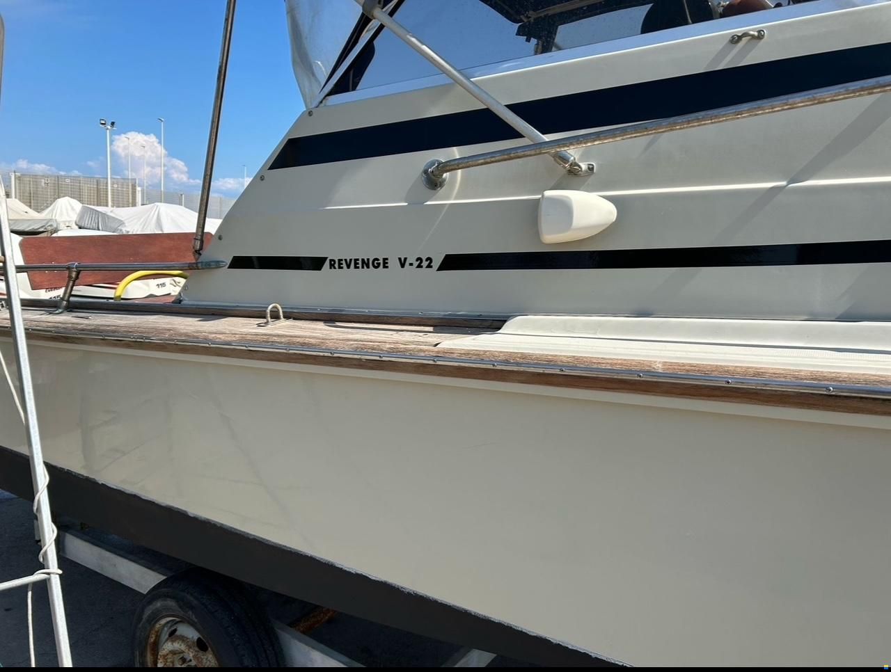 Boston Whaler Revenge 22