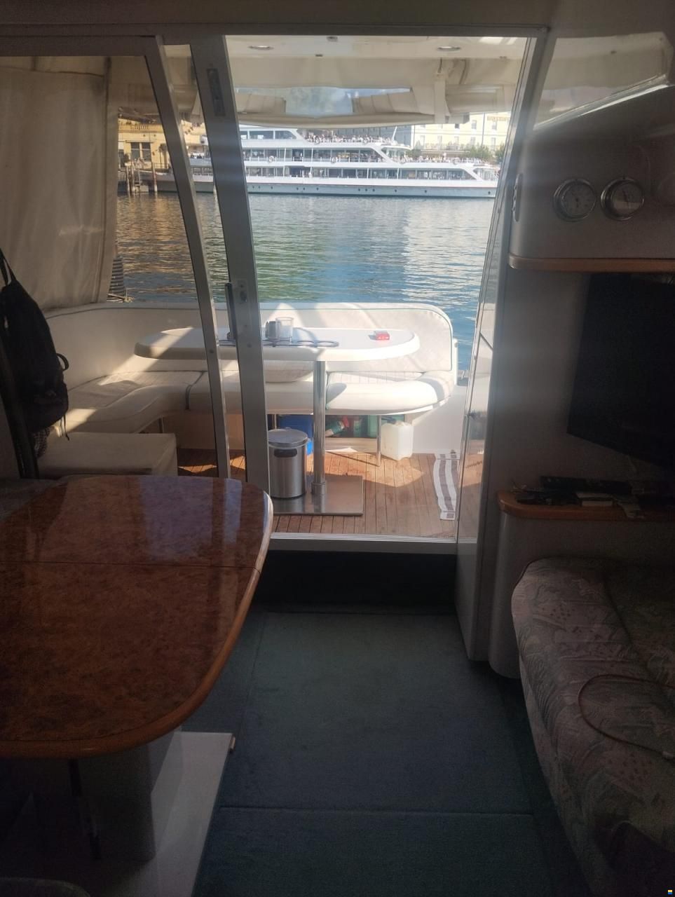 Sealine F33