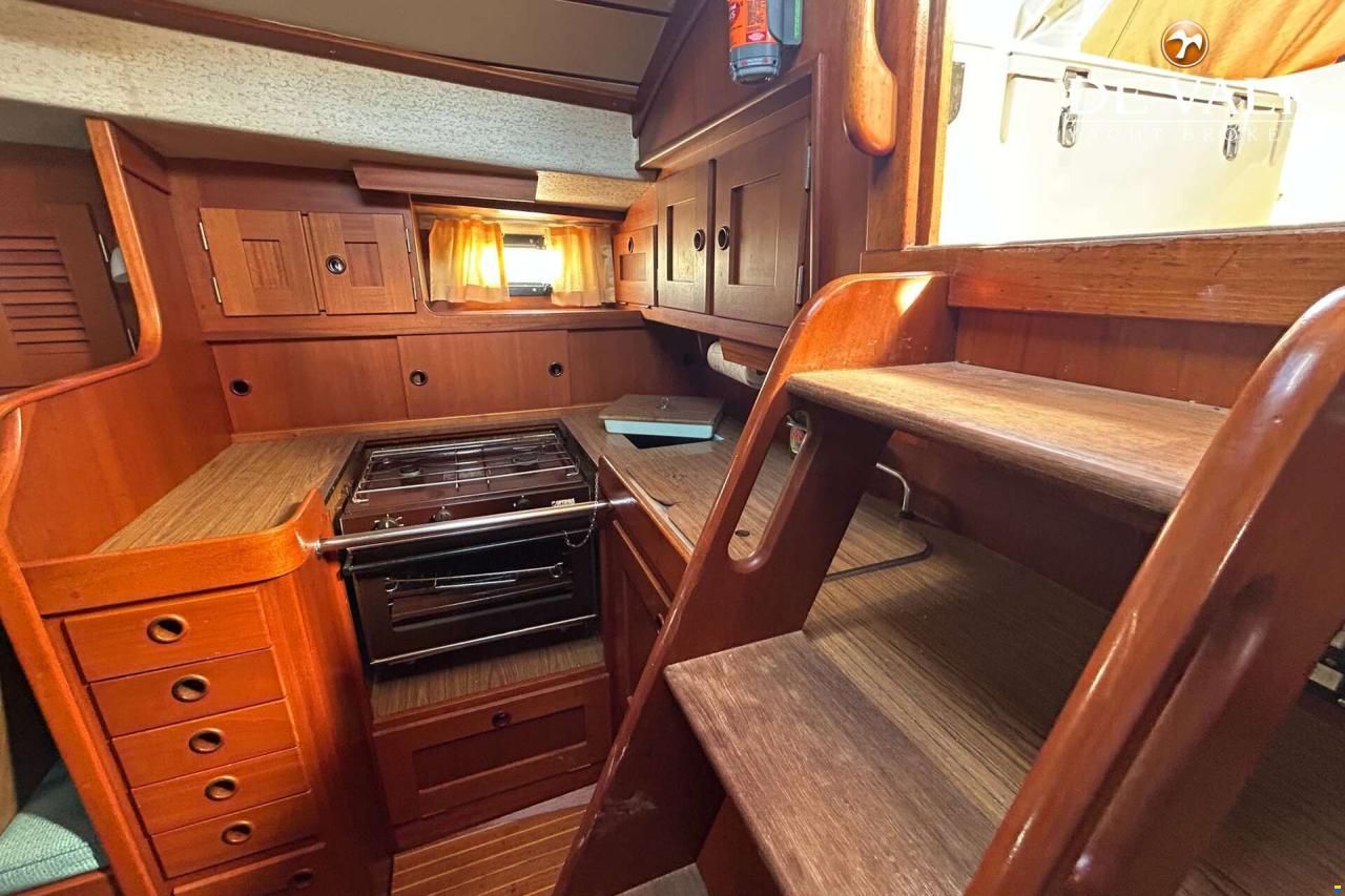 Hallberg-Rassy 352