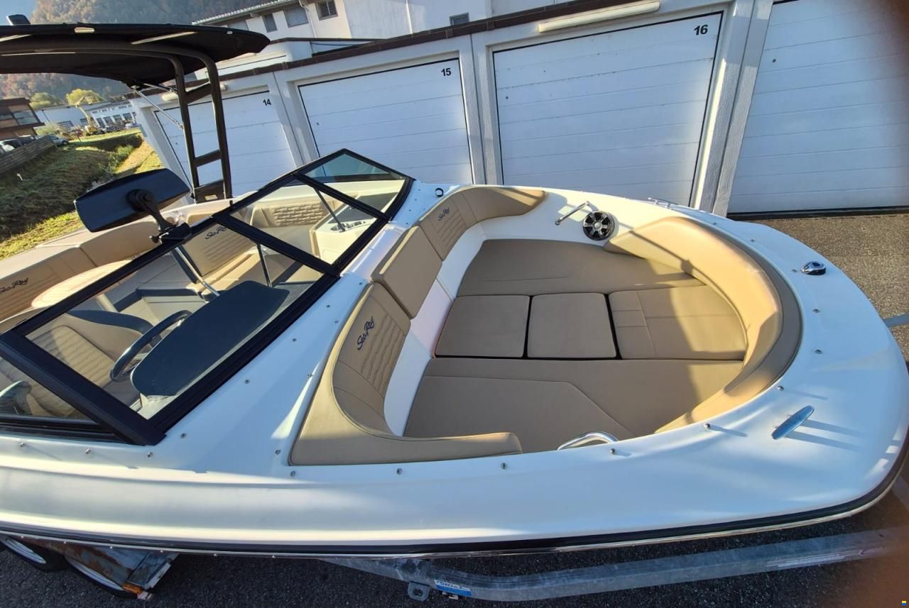 Sea Ray SPXe 210