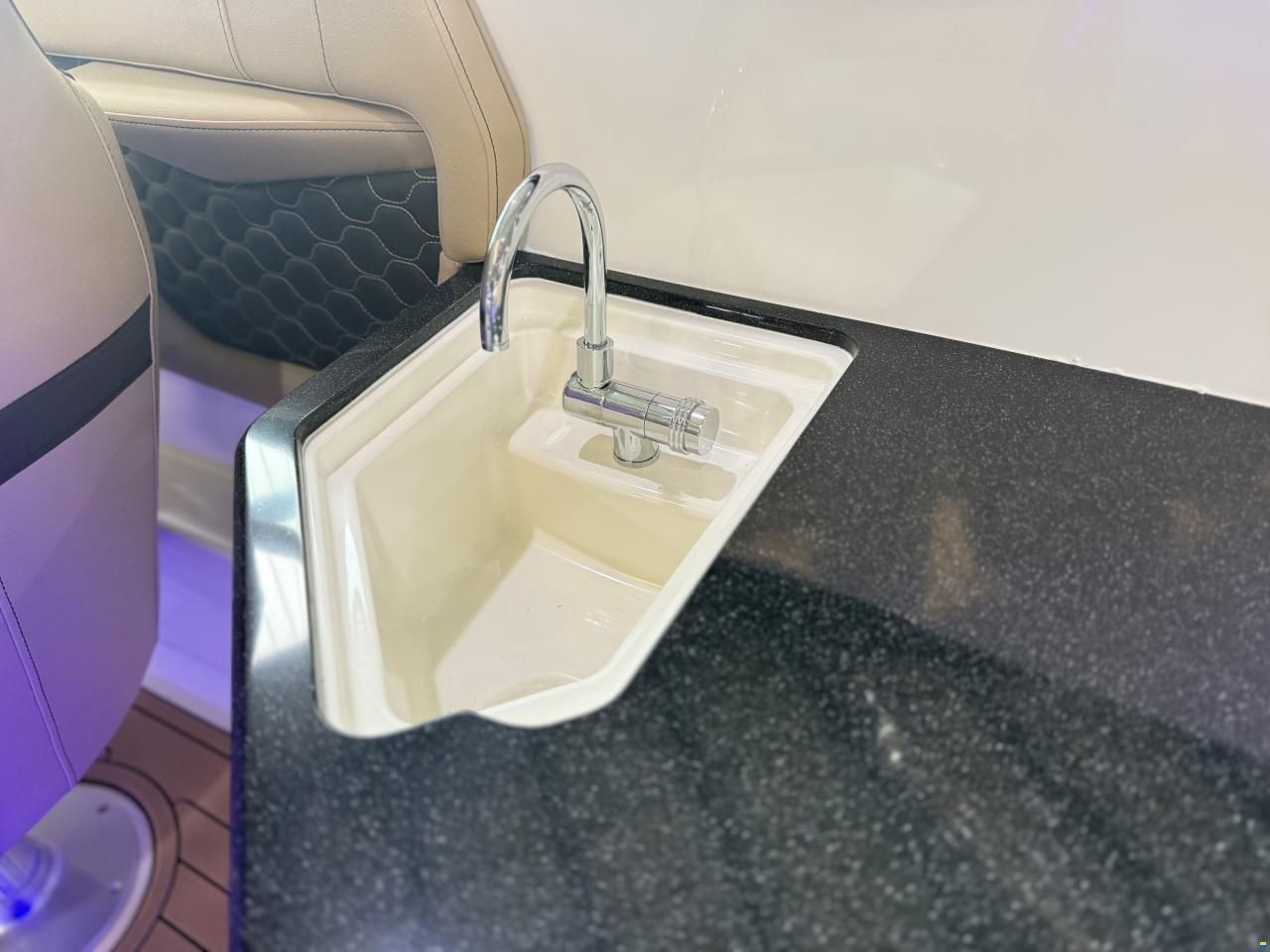 Sea Ray 230 SSE Sunsport