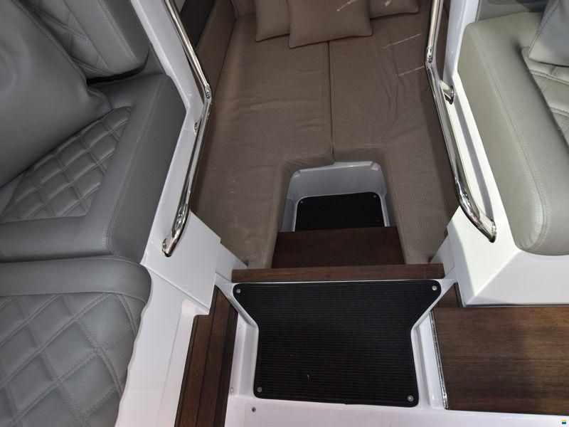 Axopar 37XC Cross Cabin