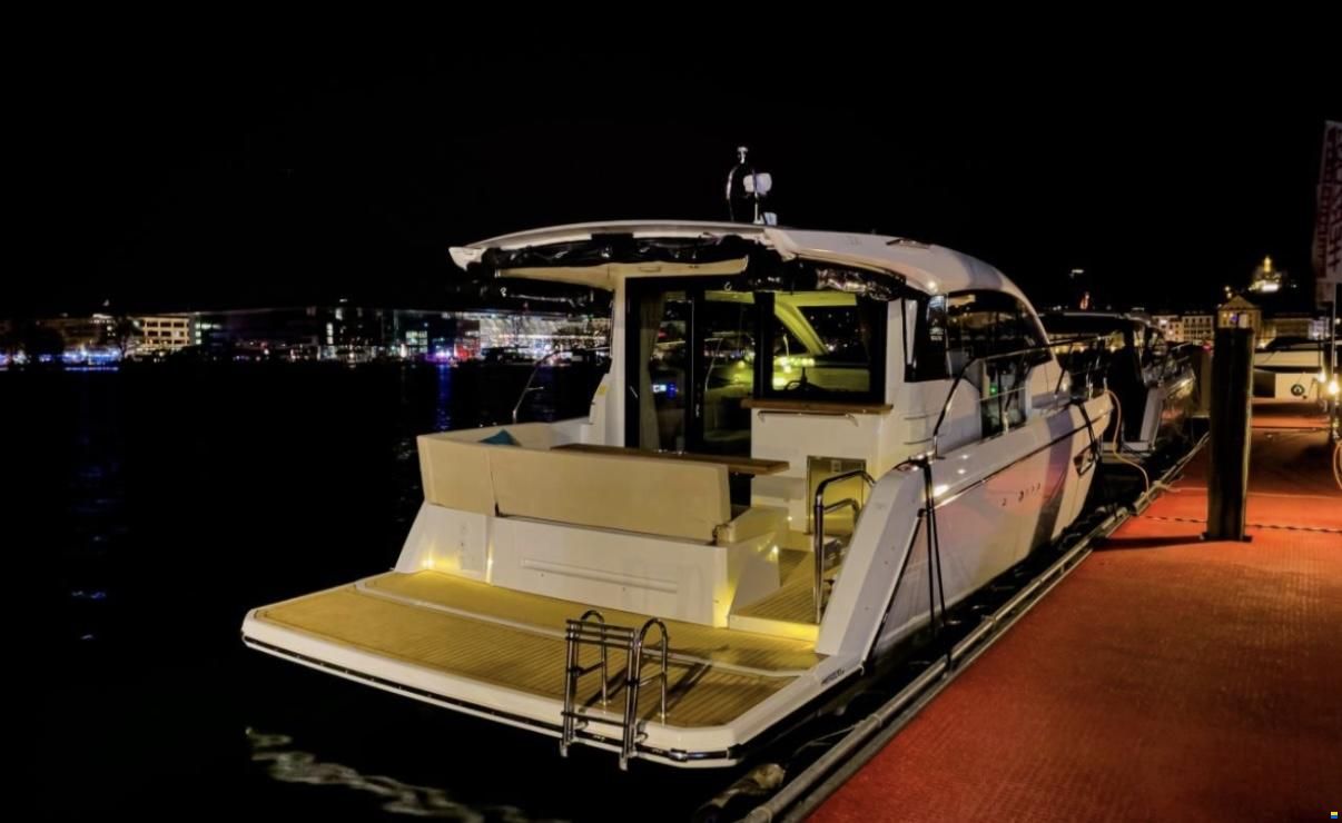 Sealine C330