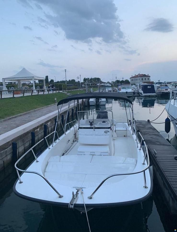 Boston Whaler MONTAUK 210