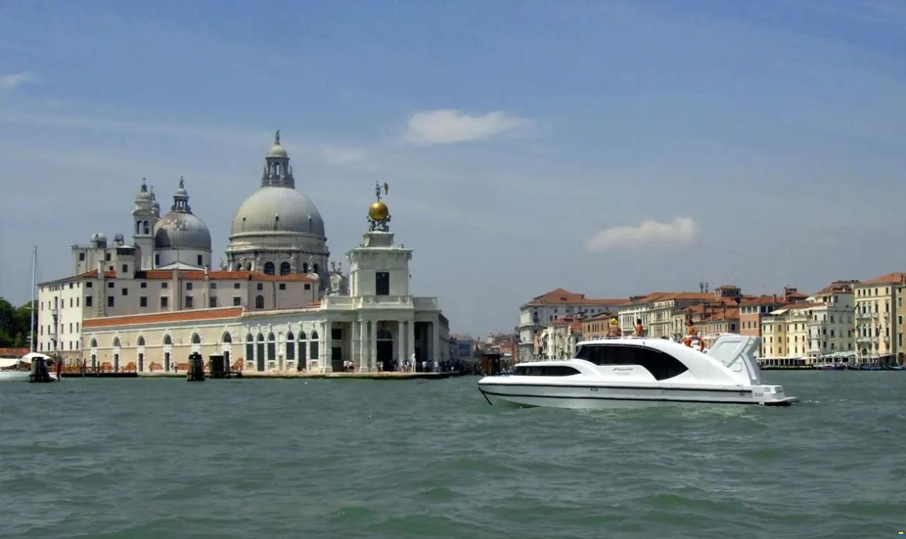 HHI Minuetto 6