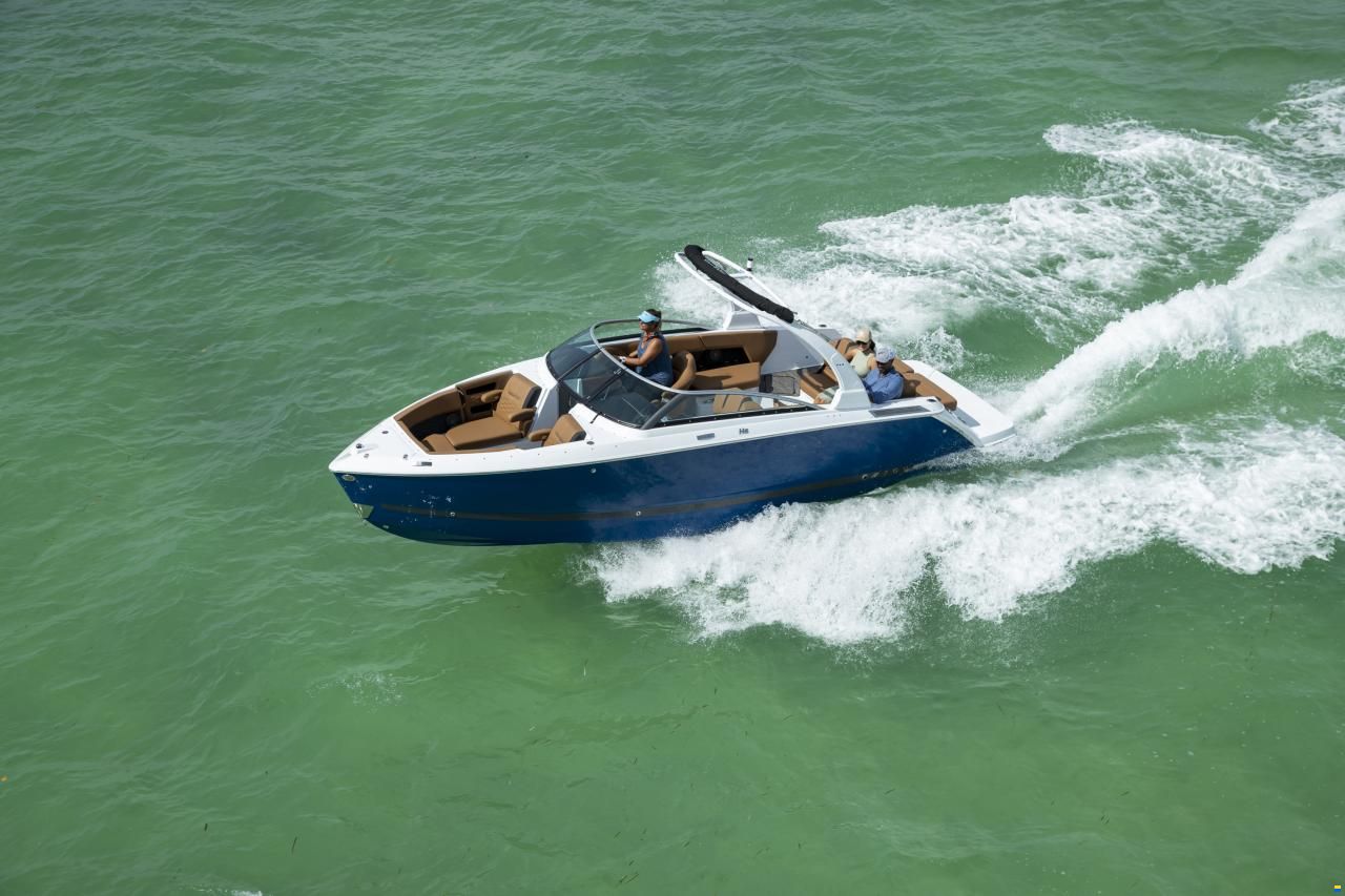 Four Winns H6 FWD Surf Edition