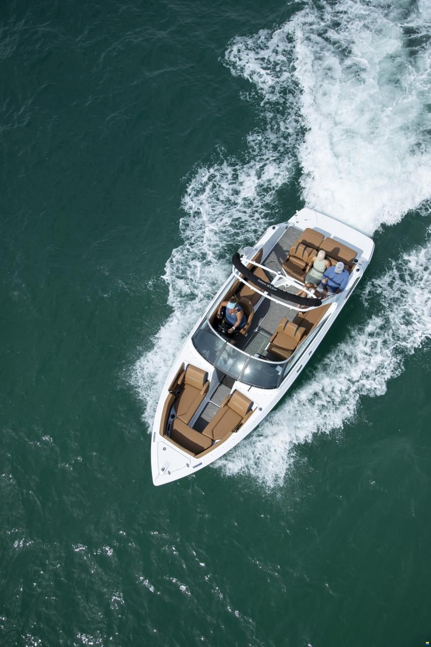 Four Winns H6 FWD Surf Edition