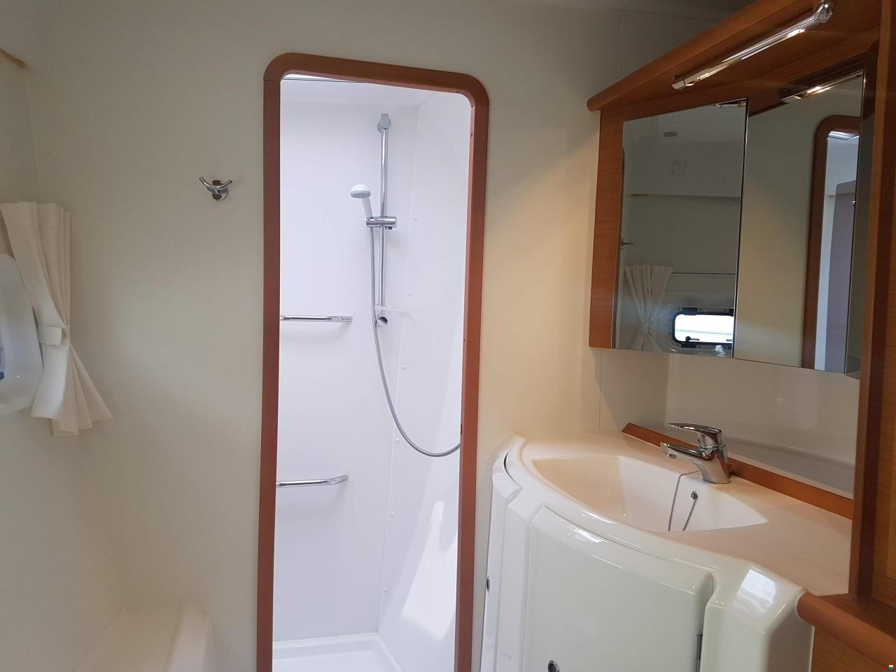 Lagoon 421