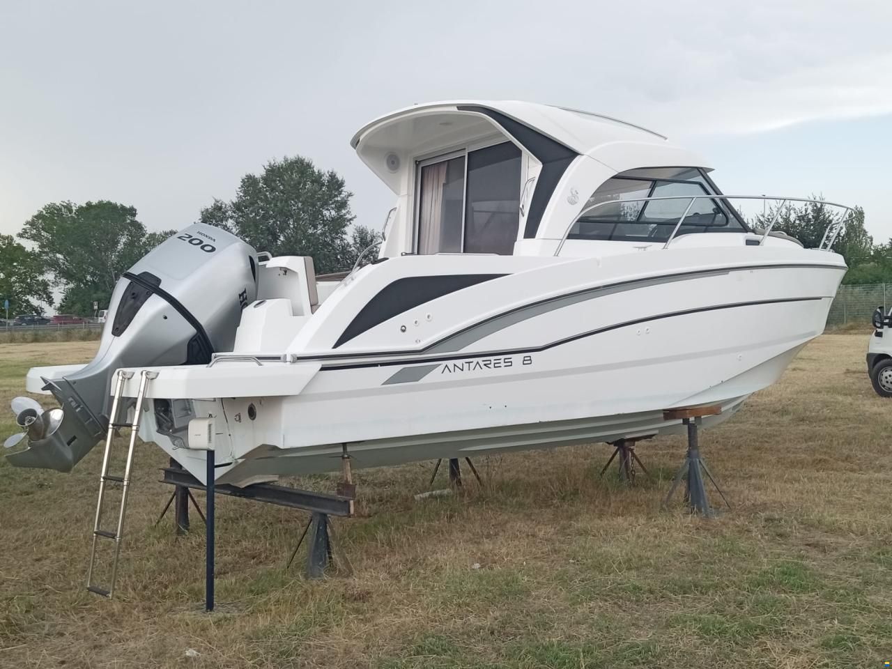 Beneteau Antares 8