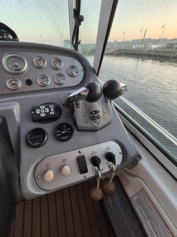 Cruisers 370 Express