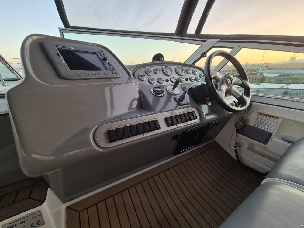 Cruisers 370 Express