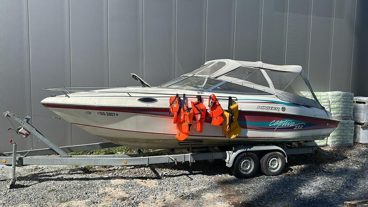 Rinker 232 Captiva Cuddy