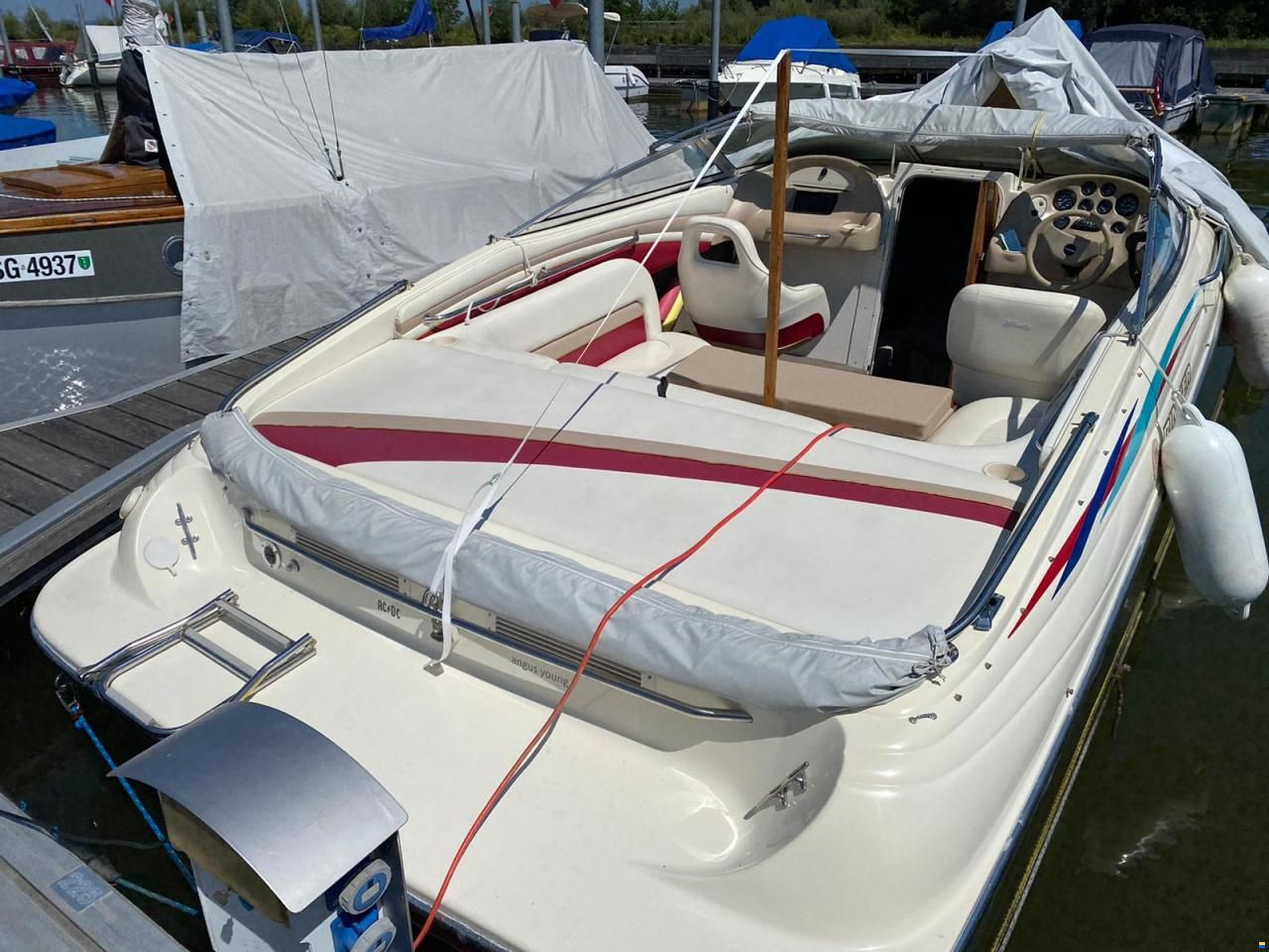 Rinker 232 Captiva Cuddy