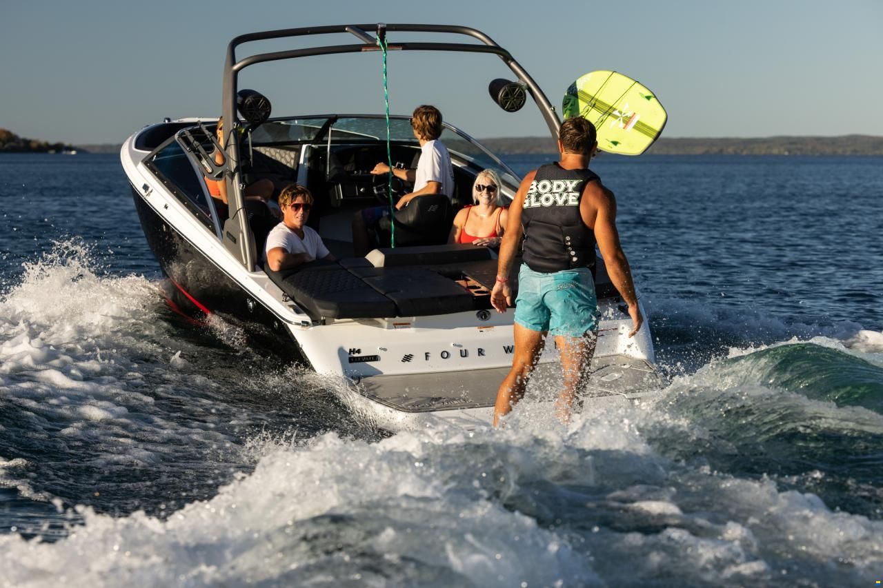 Four Winns H4 Surf Edition