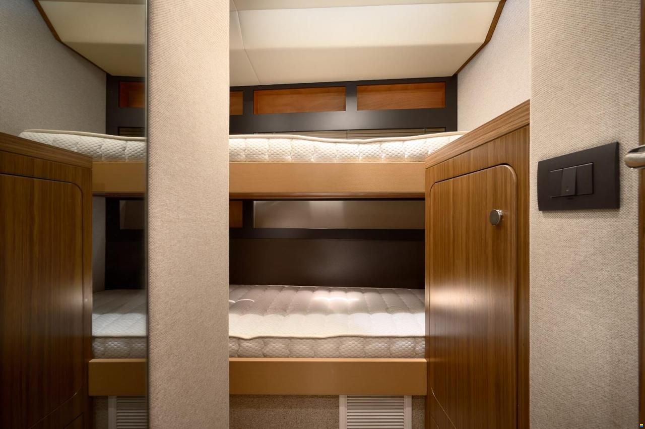 Azimut Magellano 66
