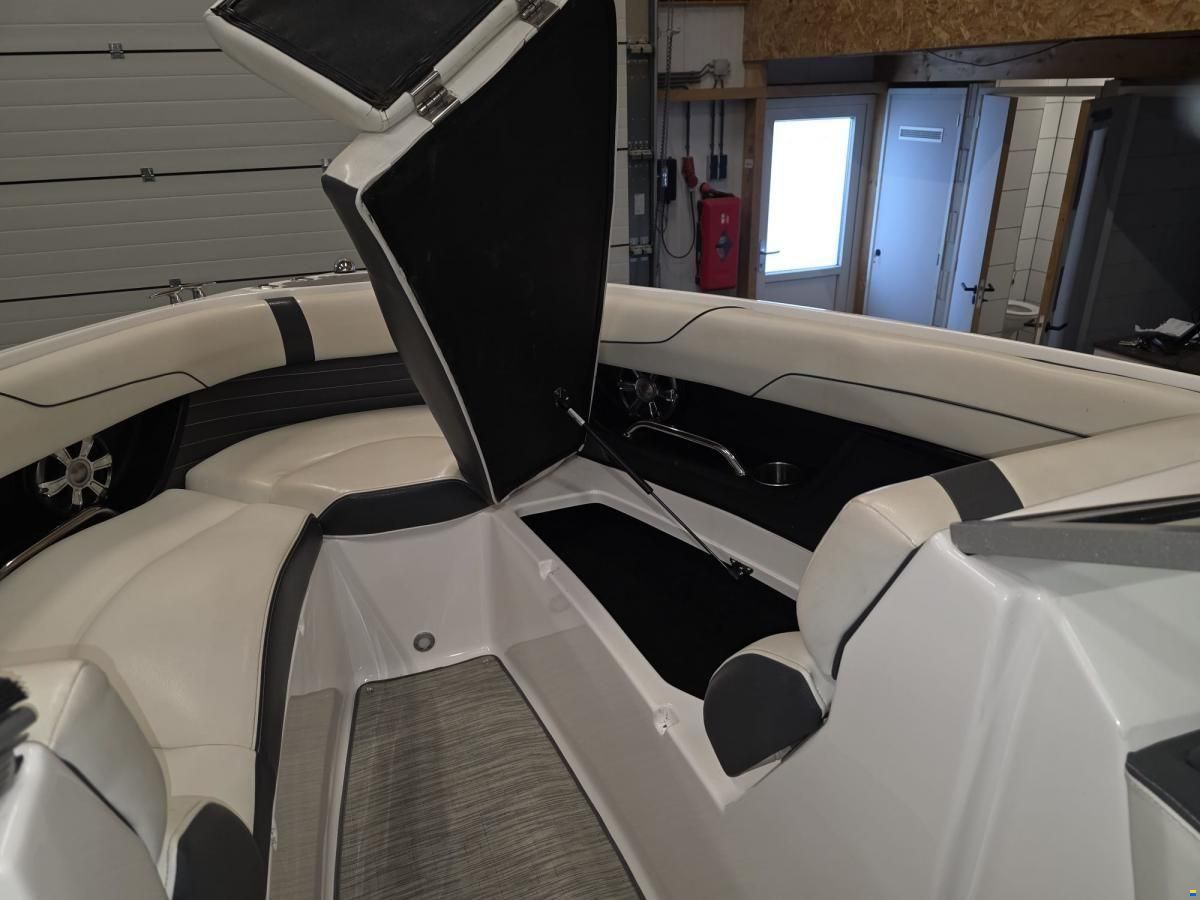 Regal 2300 Bowrider