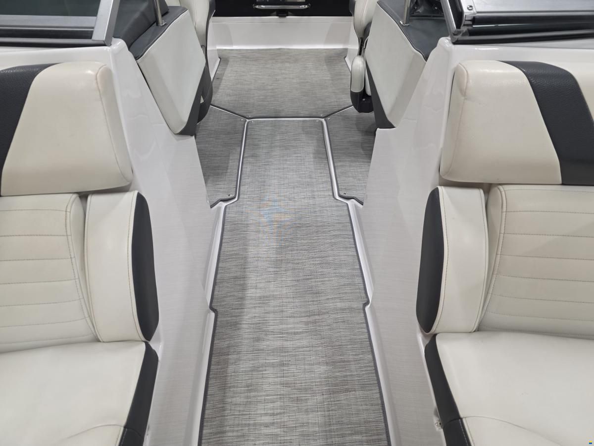 Regal 2300 Bowrider