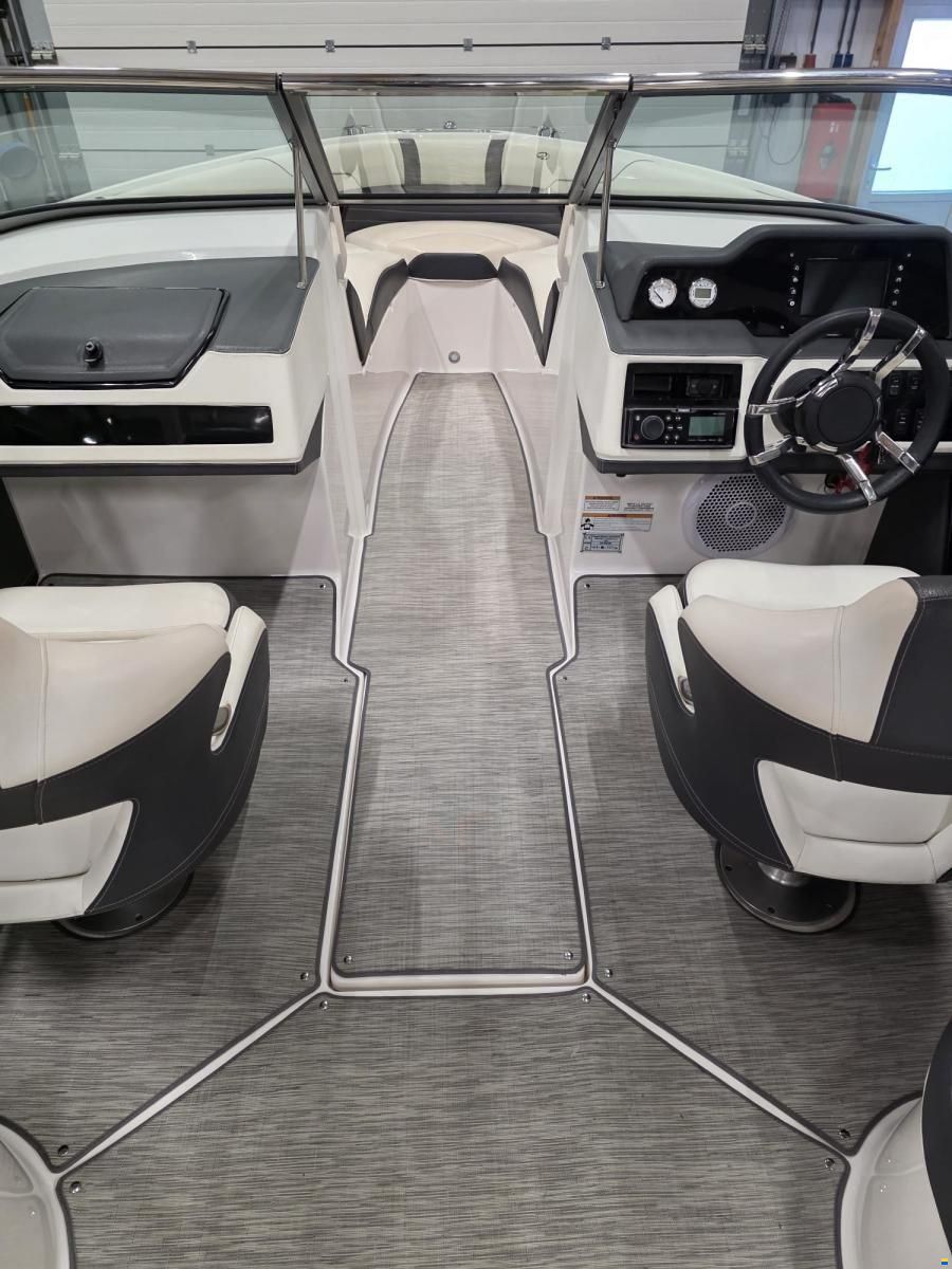 Regal 2300 Bowrider