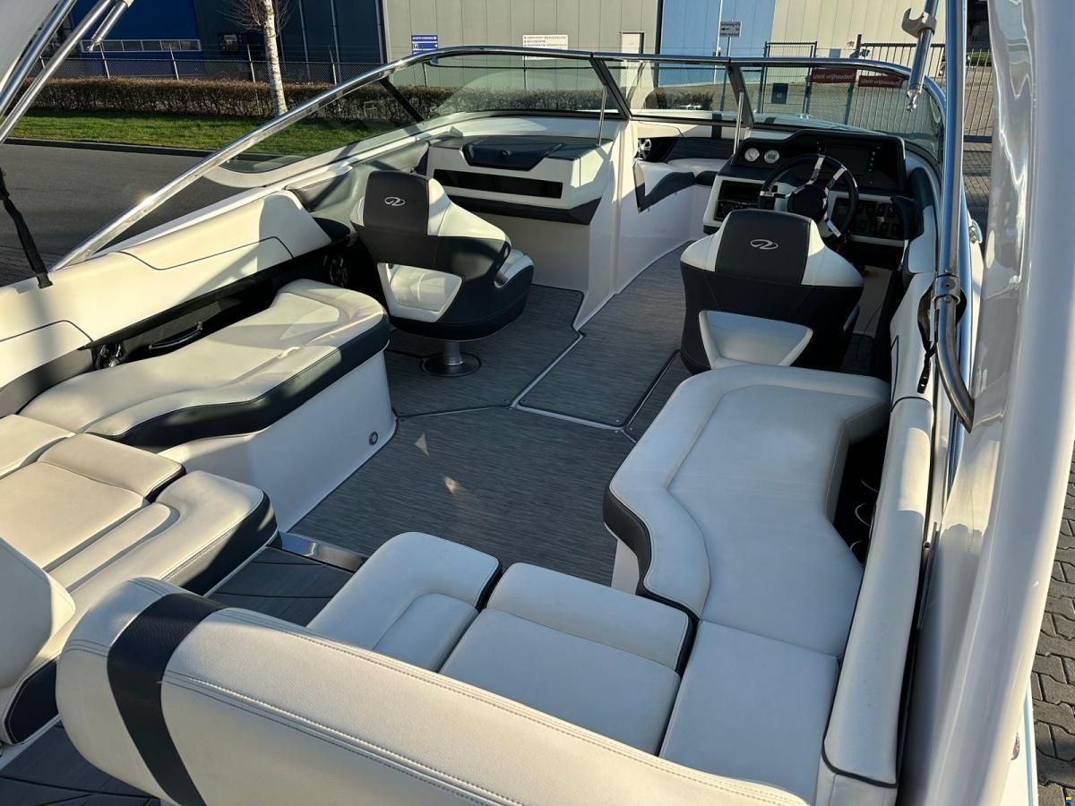 Regal 2300 Bowrider
