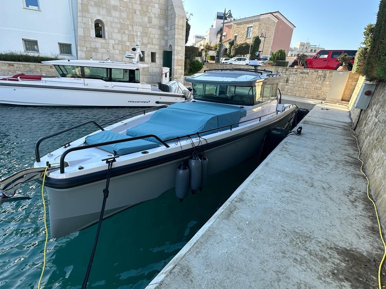 Axopar 37 Cross Cabin