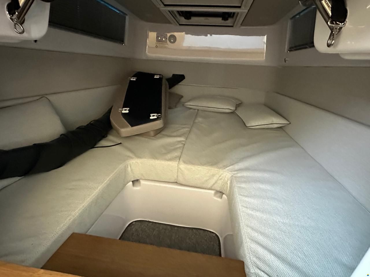 Axopar 37 Cross Cabin