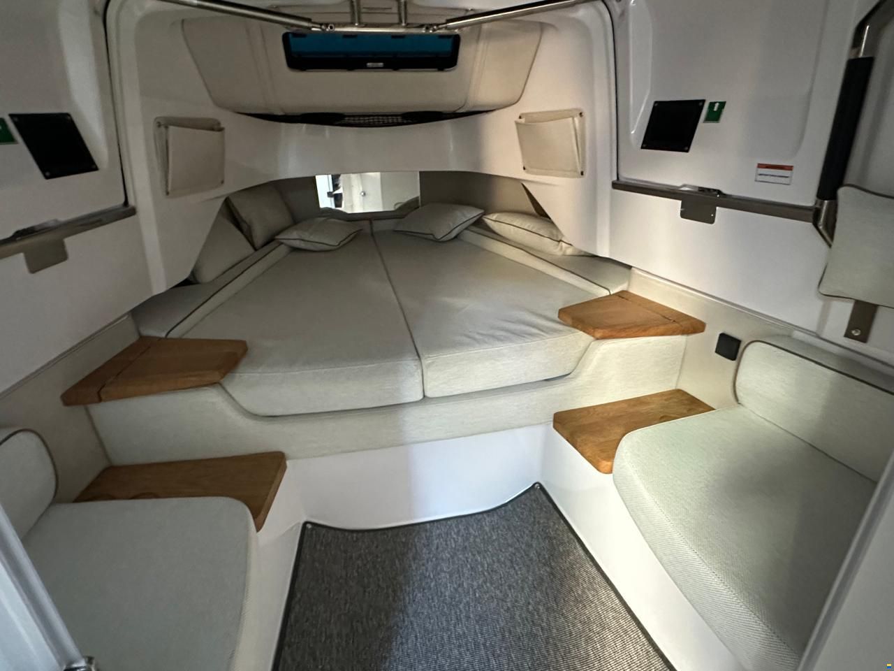 Axopar 37 Cross Cabin