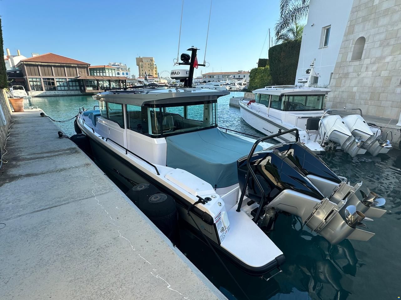 Axopar 37 Cross Cabin