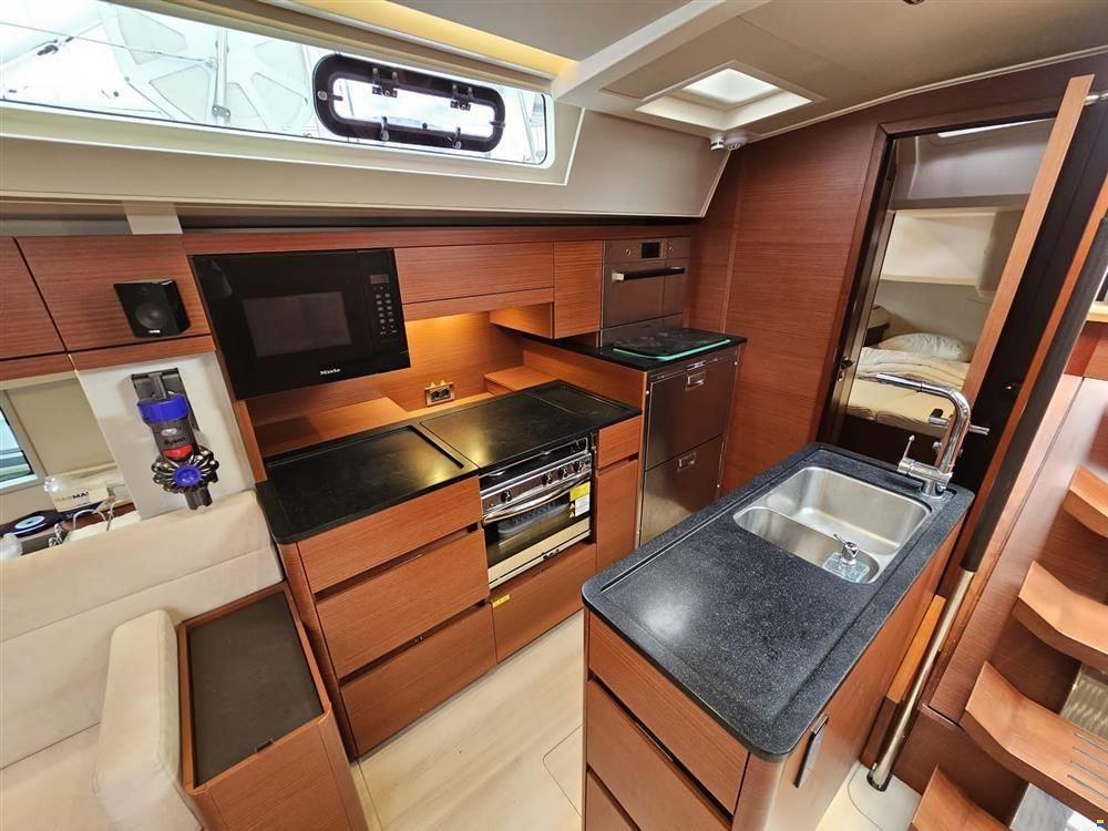 Hanse 548