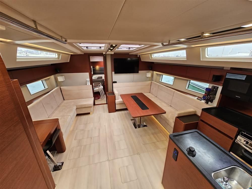 Hanse 548