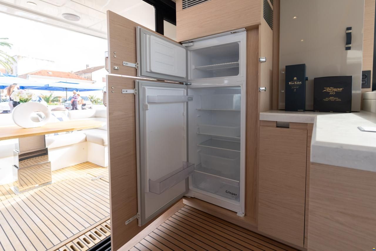 Monte Carlo Yachts MC52