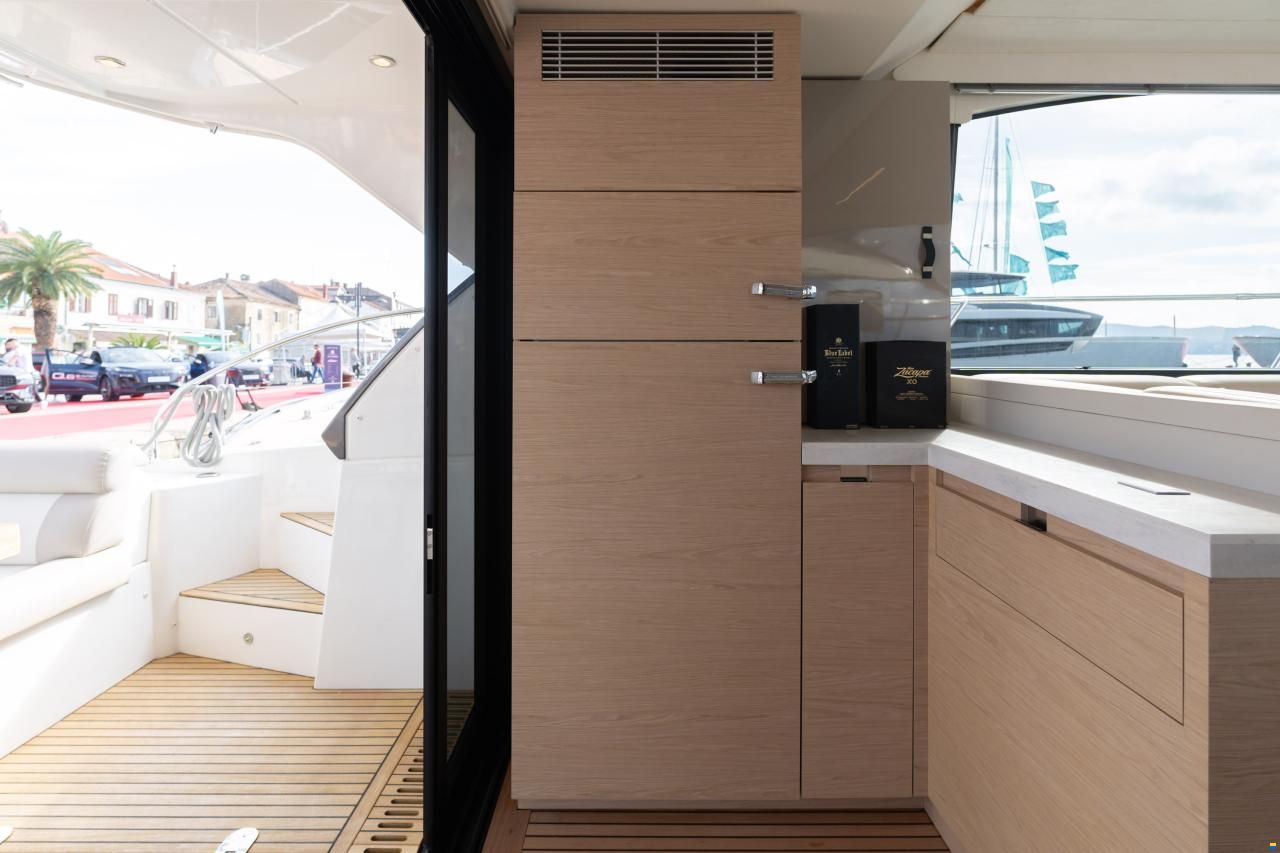 Monte Carlo Yachts MC52