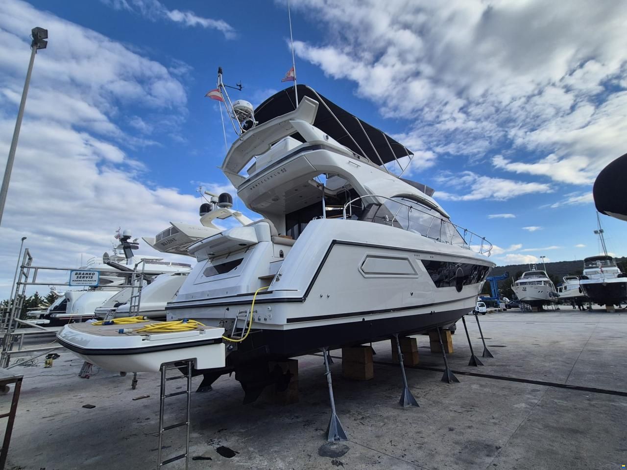 Monte Carlo Yachts MC52