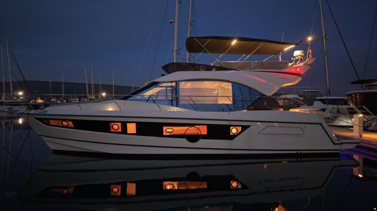 Monte Carlo Yachts MC52