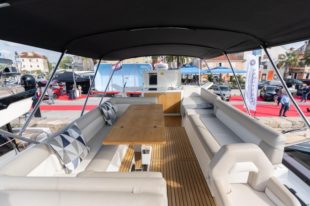 Monte Carlo Yachts MC52