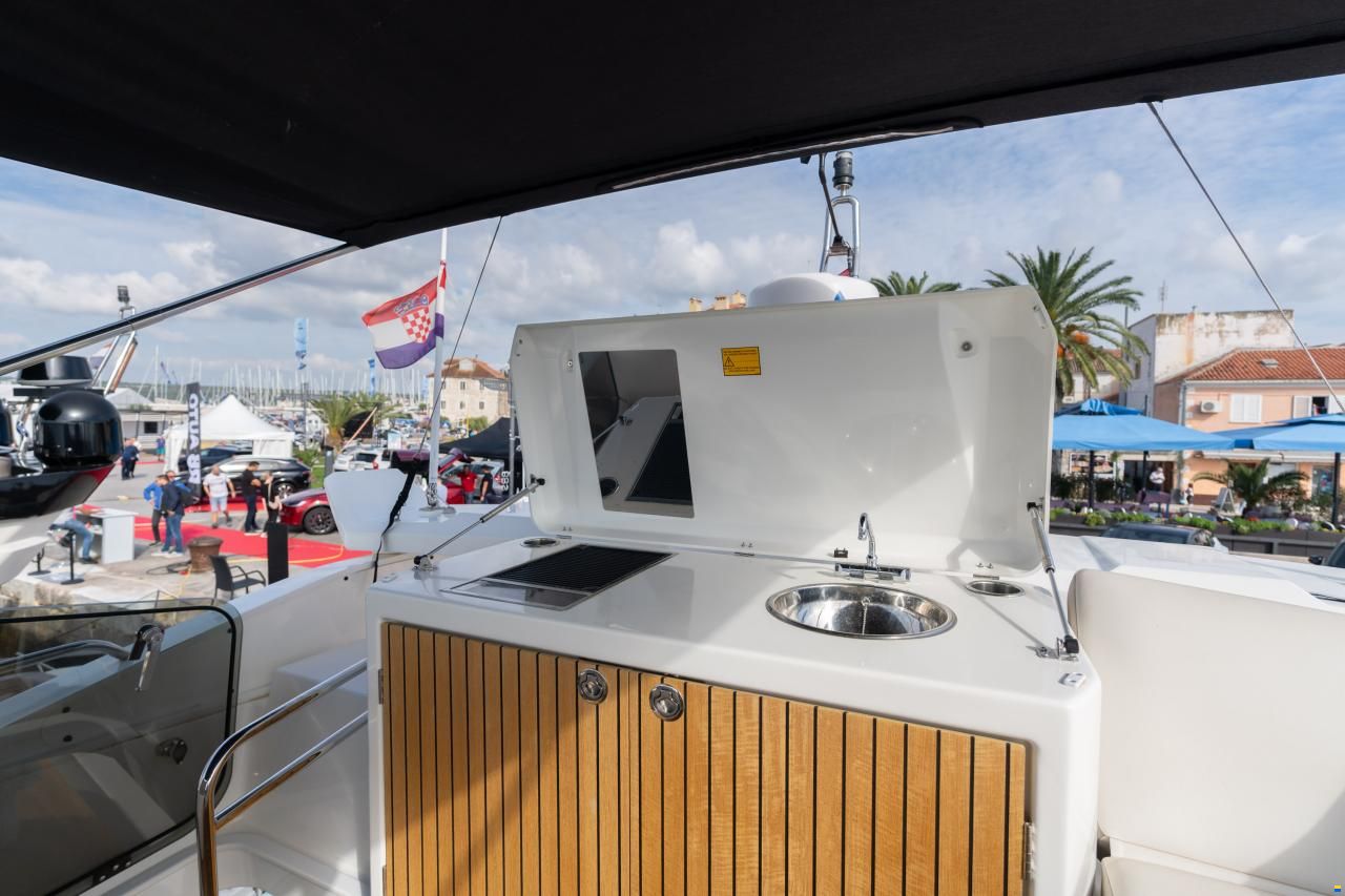 Monte Carlo Yachts MC52