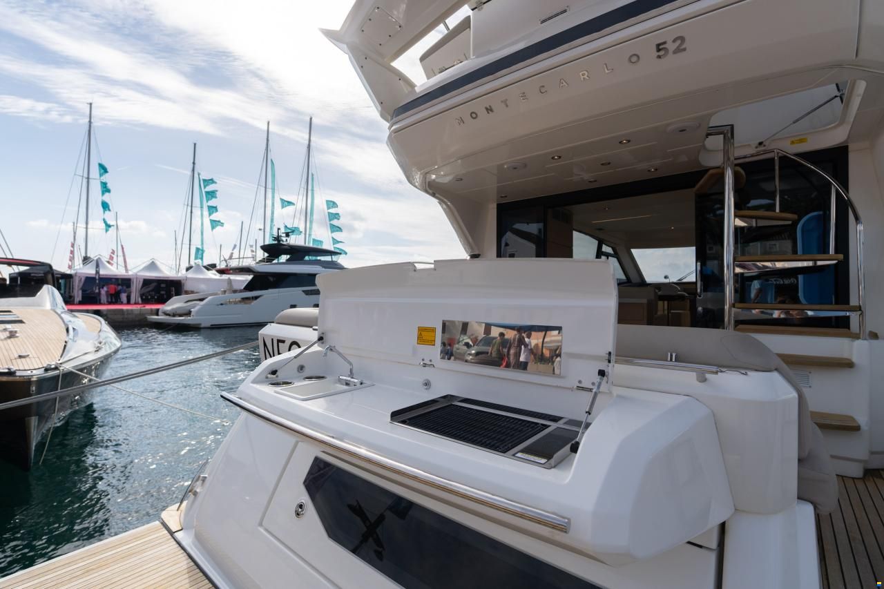 Monte Carlo Yachts MC52