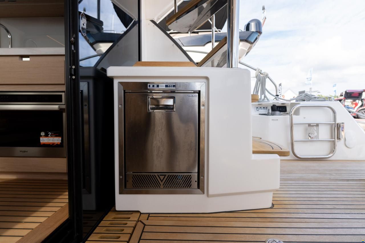 Monte Carlo Yachts MC52