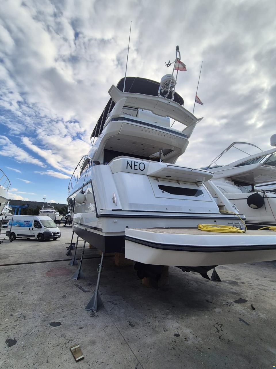 Monte Carlo Yachts MC52