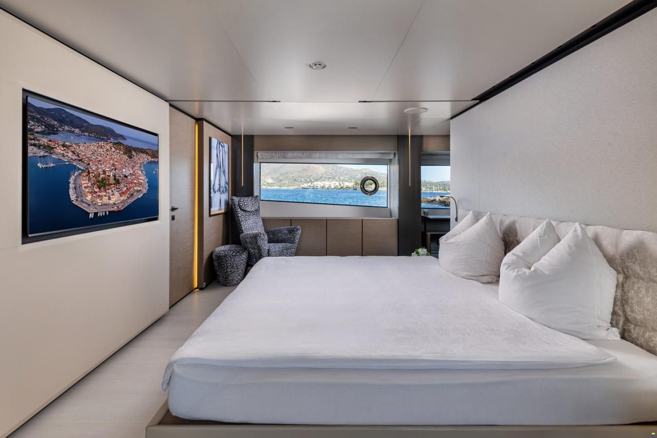 Ferretti Custom Line Navetta 33